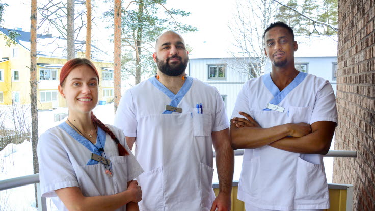 Anna Niskanen, Haron Hatou och Khalid Mahamed är tre av tio nya tandläkare i Luleå. De är klädda i vita arbetskläder och står utomhus, på en balkong.