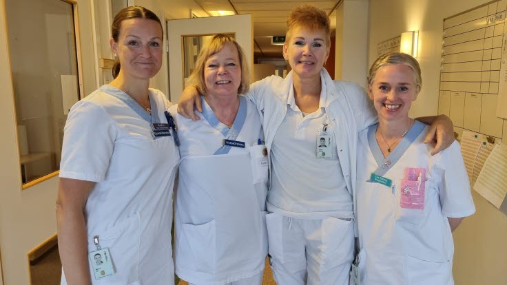Fyra sköterskor och doktorer står på kirurgmottagningen