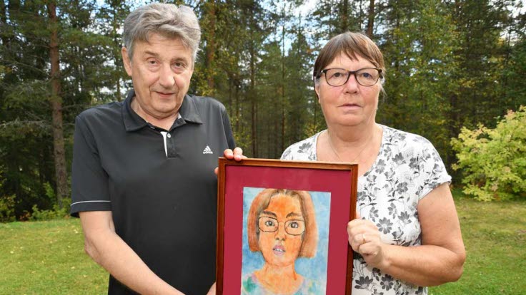 Lina Johansson gick bort efter många års lidande relaterat till Norrbottensformen av Gauchers sjukdom, även kallad Överkalixsjukan. Här håller pappa Bosse och mamma Ulla-Greta Johansson hennes självporträtt.