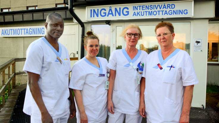 Fyra arbetsklädda undersköterskor står framför ingången till akutmottagningen i Kiruna.