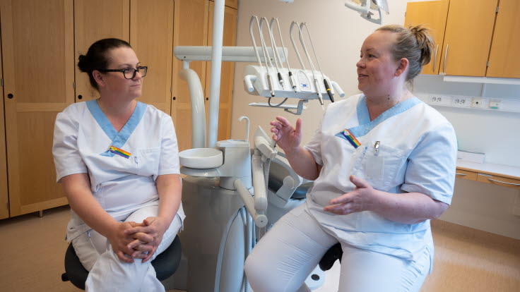 Malin Frostevarg håller på att utbilda sig till ortodontiassistent och Anna Olofsson är färdig. De tycker att det är ett roligt jobb där man både får använda hjärnan och händerna.