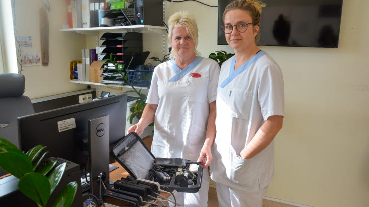 Riita Nyberg och Mari Huhtanen med mätutrustningen framför sig.