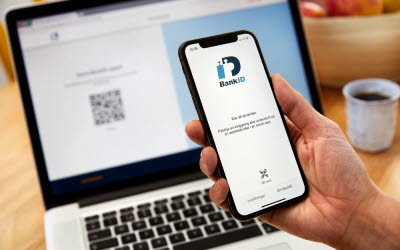 Hand som håller i mobil enhet
