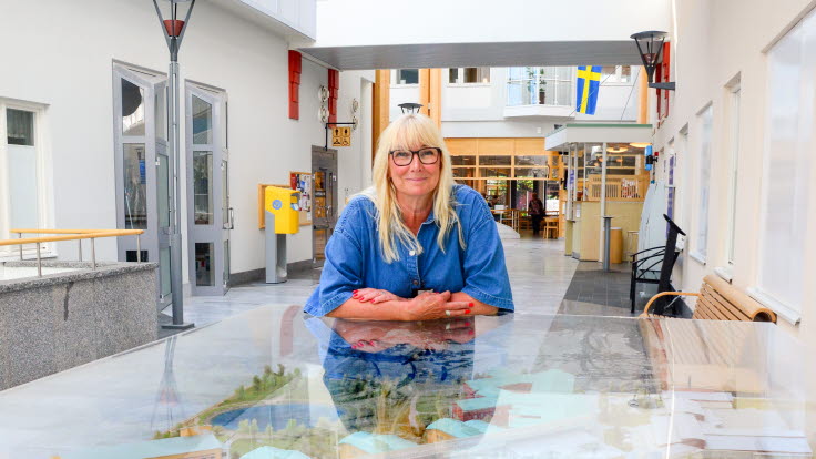 Anne Posti står lutad över en modell av Sunderby sjukus.