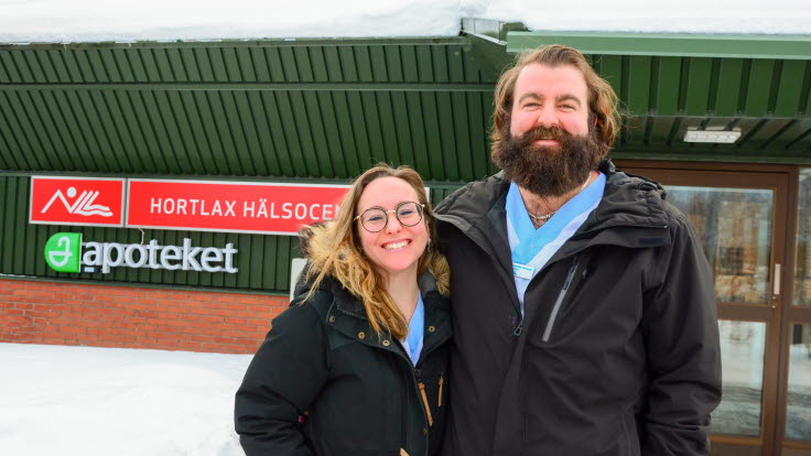 Läkarna Alejandro och Isabel utanför Hortlax hälsocentral.