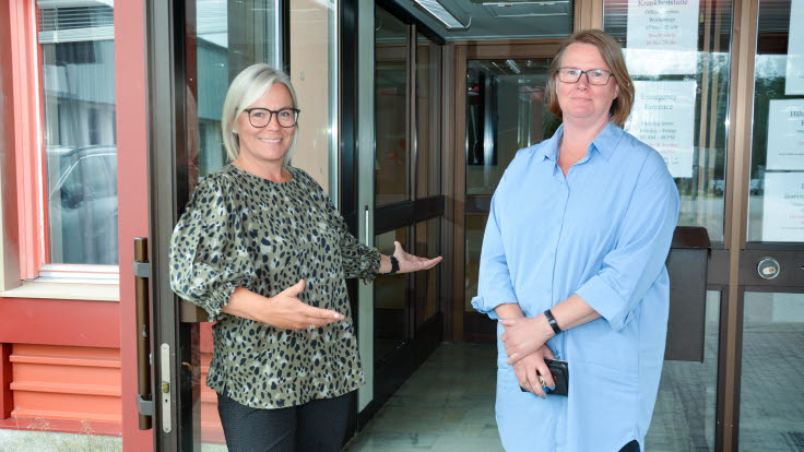 Enhetscheferna Kajsa Walkeapää och Maria Sjöberg Fjellvind utanför ingången till Jokkmokks hälsocentral.