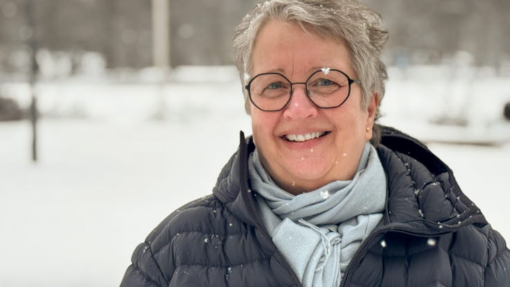 Gunilla Nordlander tittar in i kameran