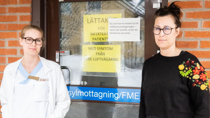 Två kvinnor står framför Flyktingmedicinskamottagningeni Boden