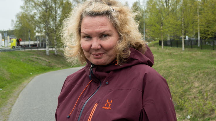 Joanna Hansson, klädd i vinröd jacka.