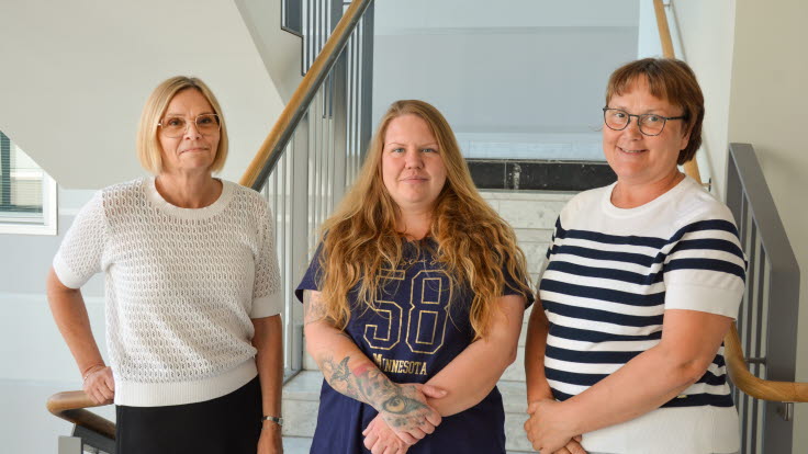 Enhetschefen Annelie Vallström och rådgivningssköterskorna Emilia Eliasson och Maria Larsson, fotograferade i ett trapphus.