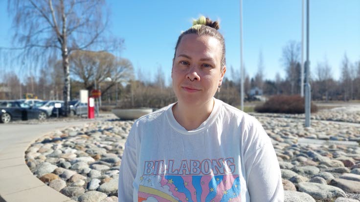 Porträtt av Maya Bergström Wuolo utomhus.