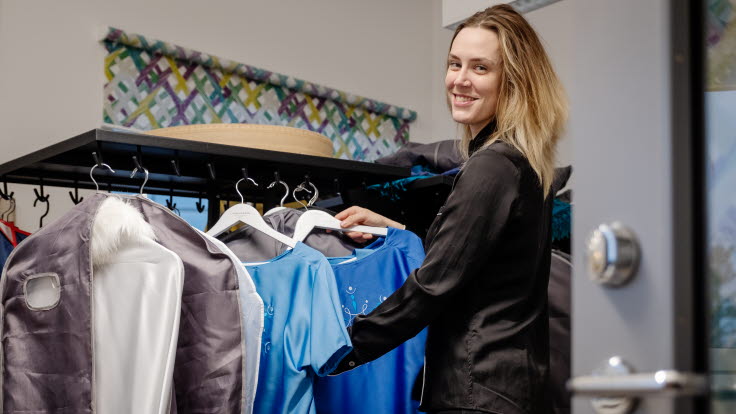 Evelina Sandberg, producent Norrbottensmusiken framför en klädställning