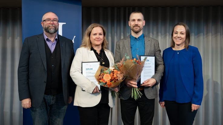 Från vänster: prisutdelare Sebastian Gabrielsson, prodekan för den filosofiska fakulteten på Luleå tekniska universitet, pristagarna Anna Jacobzon och Albin Dahlin Almevall samt Region Norrbottens forsknings- och utbildningschef Johanna Törmä. 