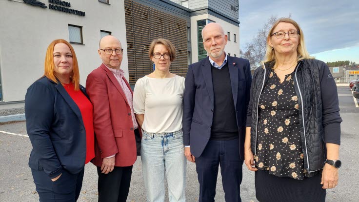 Fem regionpolitiker står framför Regionhuset