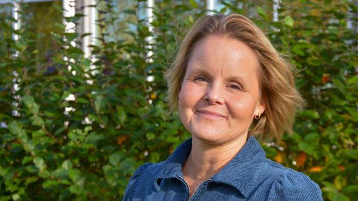 Maria Karlström utomhus, tittar in i kameran.