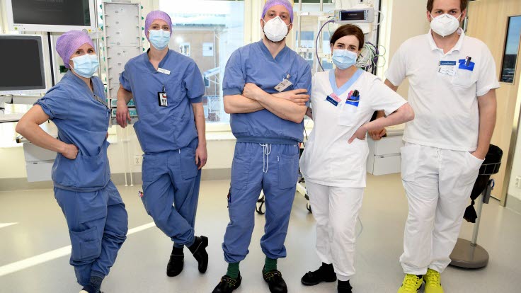 Specialistsjuksköterskor i ett sjukhusrum