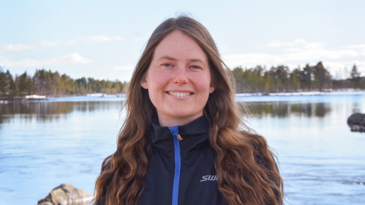 Maja Johansson framför Skellefteälvens vatten.