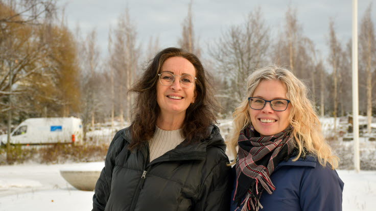 Barbro Backgård och Camilla Fredriksson utomhus i ytterkläder.